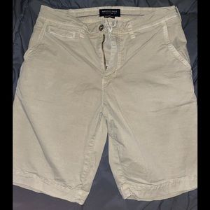 Men’s American Eagle khaki shorts